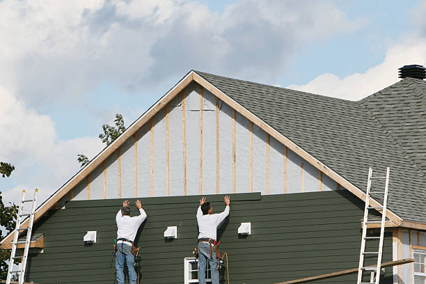 Professional Siding Contractor technician working in Edgewood, TX